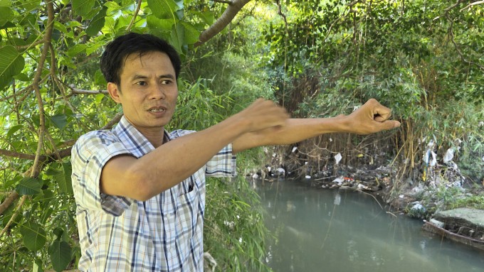 Ông Huy kể lại giây phút cứu nam tài xế bị nước lũ cuốn trong đêm. Ảnh: Phước Tuấn