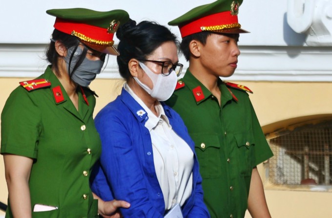 Bà Lê Thúy Hằng bị đưa đến tòa lúc 7h sáng nay. Ảnh: Quỳnh Trần