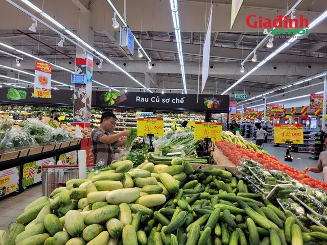 Tại các siêu thị lớn trên địa bàn Hà Nội, giá cả cũng được niêm yết rõ ràng từ giá niêm yết đến giá sau khuyến mại. Ảnh: Bảo Loan