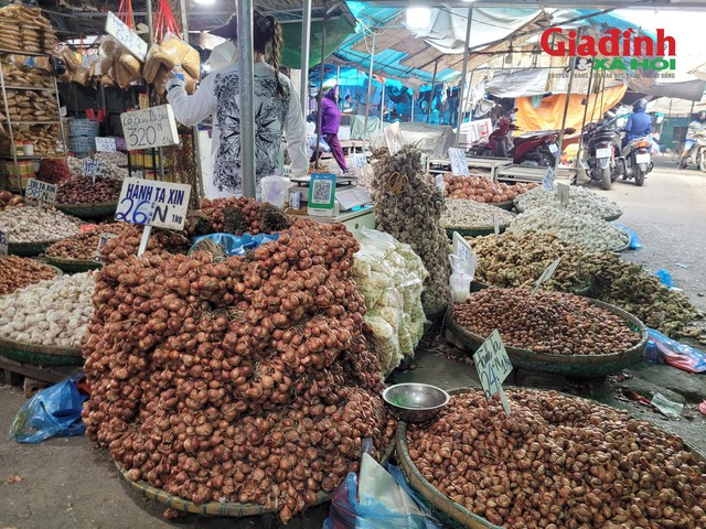 Tại chợ đầu mối phía Nam, hành vẫn giữ nguyên mức 15.000 đồng, 24.000 và 26.000 đồng/kg, tùy loại; tỏi ta 38.000 đồng/kg; hành tây 9.000 đồng/kg... Ảnh: Bảo Loan