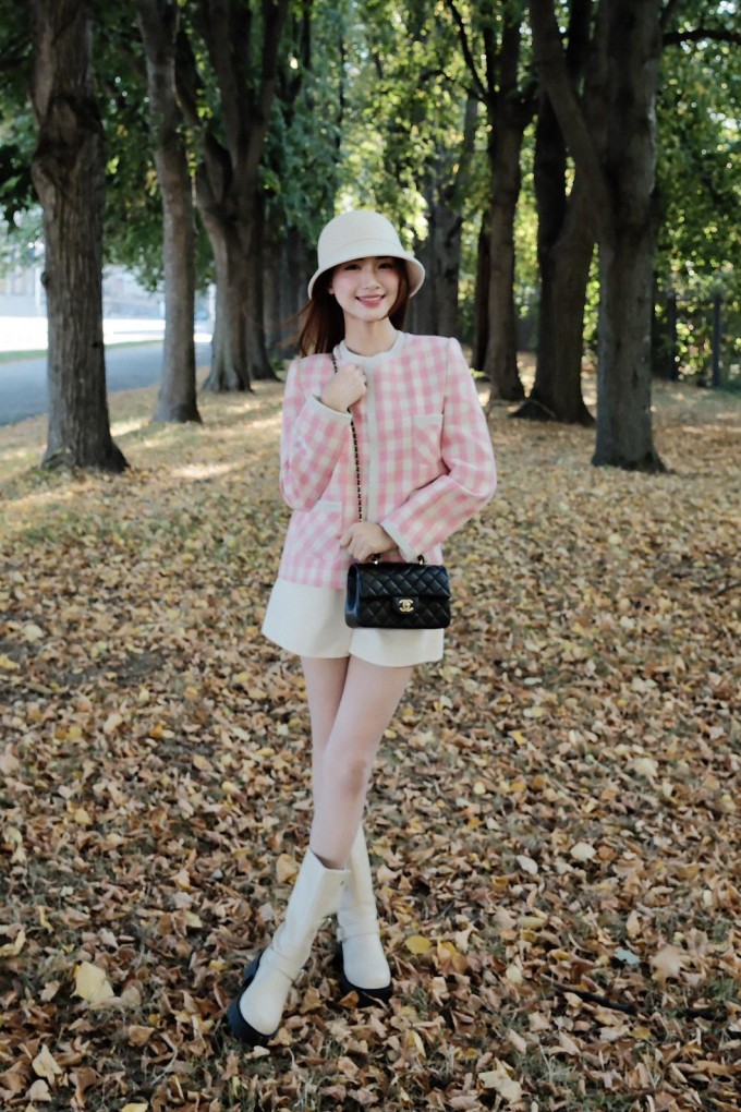 Hòa Minzy mix đồ trẻ trung cùng chiếc túi xấp xỉ 200 triệu đồng.