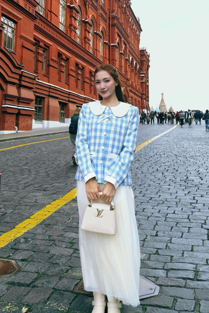 Trong chuyến vi vu nước Nga, cô còn xách một chiếc túi Louis Vuitton cũng có giá gần 200 triệu đồng.