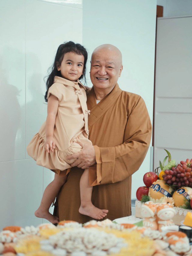 Trong thời gian mang thai Milo, nữ ca sĩ từng chia sẻ cô ăn chay hoàn toàn suốt 9 tháng. Mong muốn của Hạ Trâm là con trai được “nuôi dưỡng bằng nguồn sữa chay tinh khiết” ngay từ trong bụng mẹ.