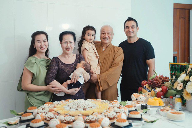 Võ Hạ Trâm được biết đến là nữ ca sĩ sở hữu chất giọng nội lực và đời sống bình dị. Ít ai biết, gia đình cô đã có truyền thống ba đời ăn chay trường, từ ông bà, bố mẹ cho đến chính cô và hai con ruột.