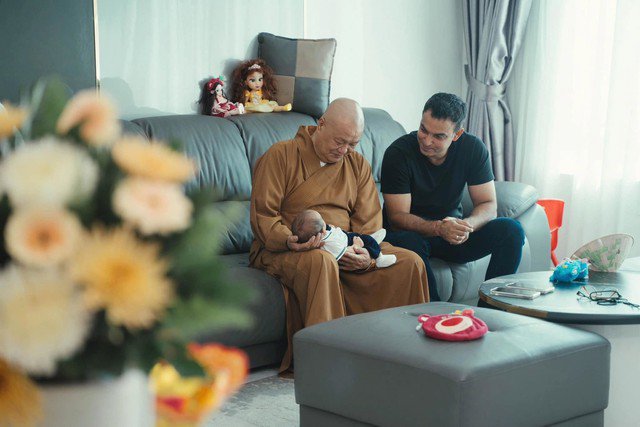 Câu chuyện về người cha tu hành nhưng vẫn đau đáu tình thân khiến nhiều người xúc động. Nó cho thấy, dù ở bất kỳ nơi đâu, tình cảm gia đình vẫn luôn thiêng liêng và vẹn nguyên.