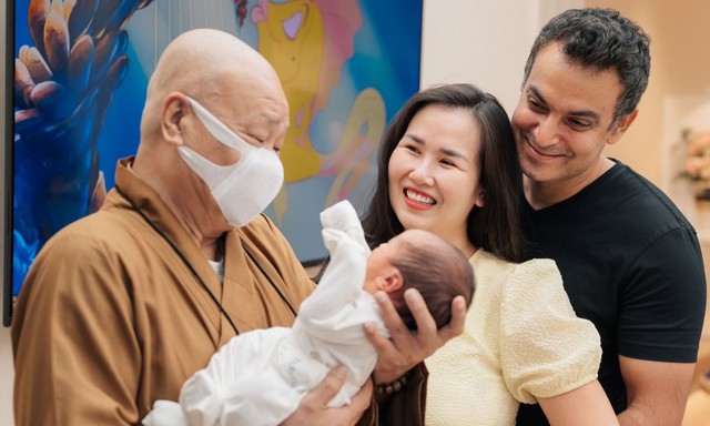 Khi Milo cất tiếng khóc chào đời, ông ngoại đã rời chùa về bệnh viện để bế bồng cháu ngay phút đầu tiên. Khoảnh khắc thiêng liêng ấy được gia đình lưu giữ, trở thành kỷ niệm vô giá.