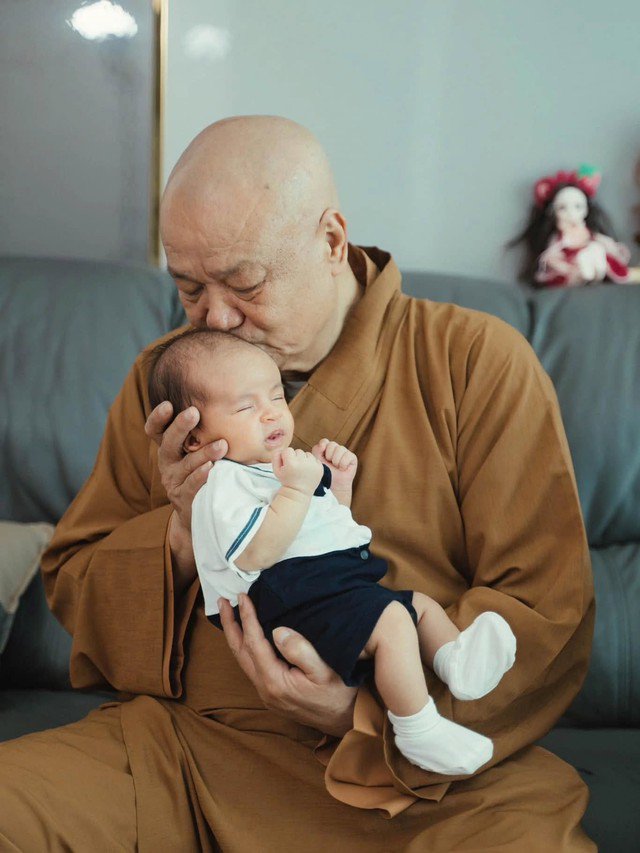 Điều khiến nhiều khán giả xúc động là câu chuyện về bố ruột của Hạ Trâm. Ông đã xuất gia từ năm 2017, hiện tu hành tại một ngôi chùa ở TP.HCM nhưng tình cảm với gia đình chưa bao giờ vơi bớt.