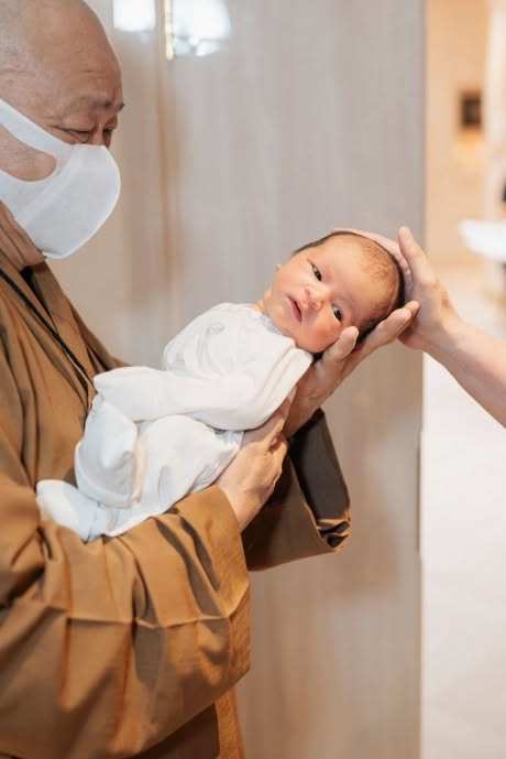 Nữ ca sĩ từng chia sẻ, mỗi dịp lễ lớn, cả nhà thường lên chùa thăm bố, cùng quây quần bên nhau. Đây là cách cô duy trì sự kết nối bền chặt giữa gia đình và nơi bố tu hành.