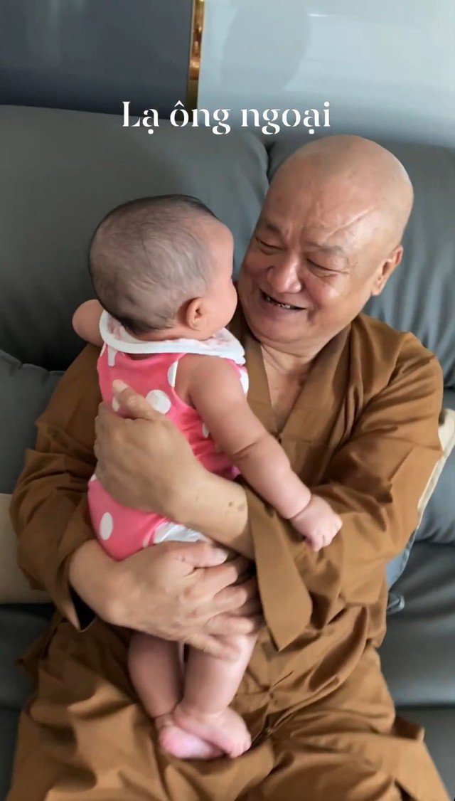 Võ Hạ Trâm và chồng kiên trì nuôi con bằng chế độ chay khoa học, cân bằng dinh dưỡng, để con khoẻ mạnh và phát triển toàn diện.