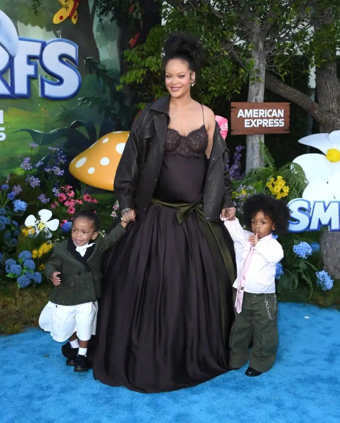Rihanna bên hai con trai tại lễ ra mắt phim 'Xì Trum' vào tháng 7. Ảnh: FilmMagic