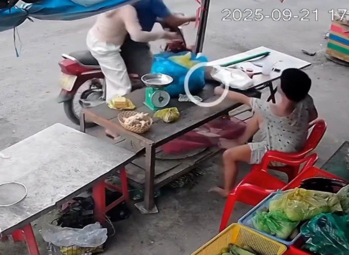 Hình ảnh lúc xảy ra vụ việc. Ảnh cắt ra từ camera