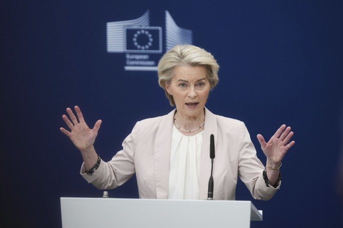 Chủ tịch Ủy ban châu Âu Ursula von der Leyen phát biểu tại Brussels, Bỉ ngày 3/3. Ảnh: AP