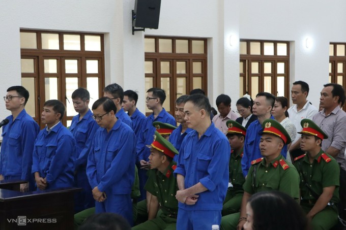 Các bị cáo bị đưa ra xét xử tại TAND tỉnh Lâm Đồng. Ảnh: Khải Nguyên