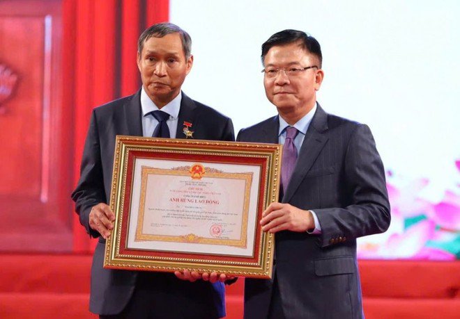 Phó Thủ tướng Chính phủ Lê Thành Long trao tặng danh hiệu Anh hùng Lao Động cho HLV Mai Đức Chung (bên trái)