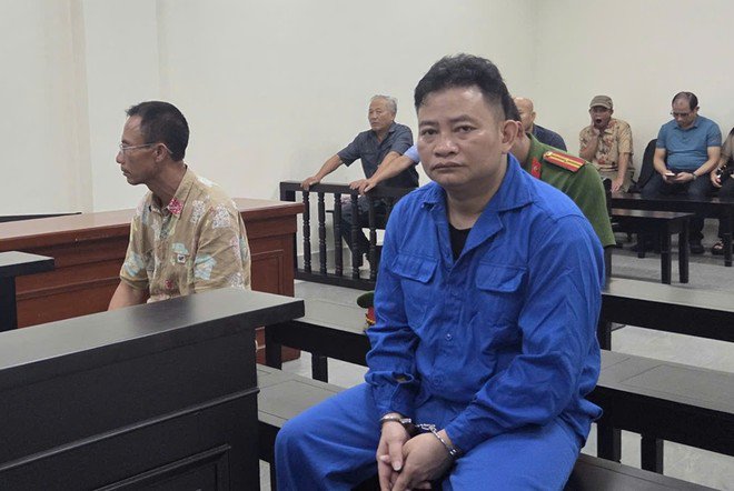 Bị cáo Nguyễn Văn Hùng (bên trái) và Bạch Văn Thuận tại phiên tòa