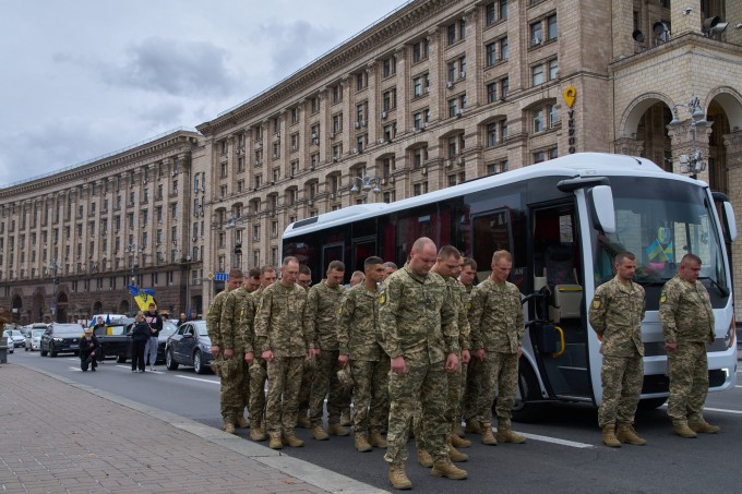 Người Ukraine thận trọng khi ông Trump nói Nga là 'hổ giấy' - 1