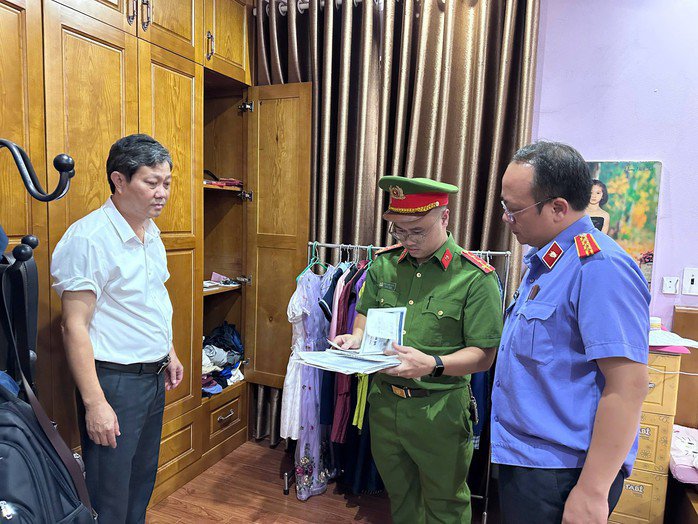 Cơ quan chức năng đọc lệnh bắt giữ Nguyễn Văn Cường. Ảnh: Công an cung cấp