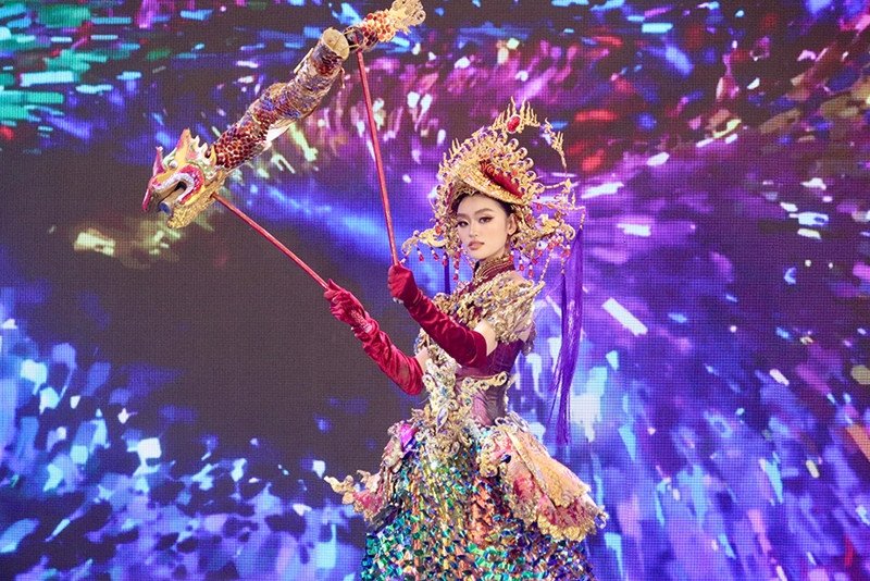 Hoa hậu Yên Nhi diện trang phục dân tộc 'Thăng Long Hội'.