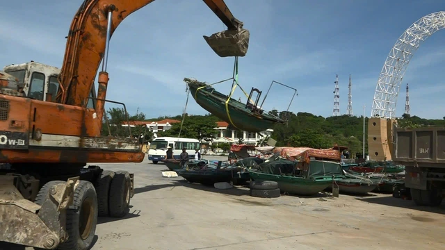 Chính quyền đặc khu Bạch Long Vĩ dùng máy xúc đưa thuyền người dân lên bờ tránh bão