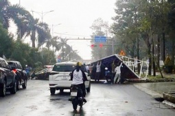 Tấm pano cỡ lớn đổ xuống đường, nhiều người bị thương