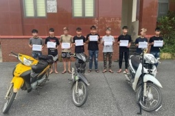 Cả chục thanh niên chạy xe máy dàn hàng…