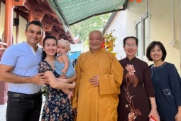 Giải trí - Gia đình Võ Hạ Trâm 3 đời ăn chay, bố xuất gia vẫn thường xuyên về thăm cháu