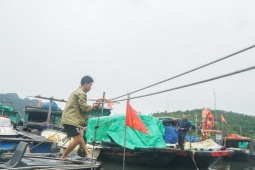 Bão số 9 chưa đến, người dân lại lo bão số 10