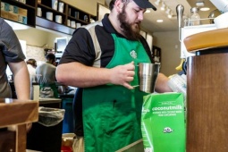 Starbucks cắt giảm 900 nhân sự và đóng hàng loạt cửa hàng