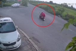 Clip: Dở khóc dở cười, thanh niên phi xe máy đâm thẳng vào ô tô đỗ giữa ngã ba