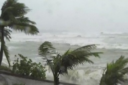 Bão số 10 sẽ 'quét' dọc biển miền Trung khi đổ bộ vào đất liền nước ta