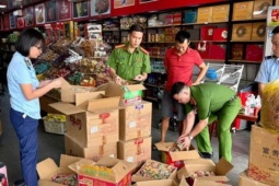 Thu giữ hơn 4.000 bánh Trung thu, kem quế trôi nổi