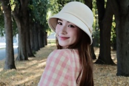 Hòa Minzy xách túi gần 200 triệu đồng Văn Toàn tặng vi vu nước Nga