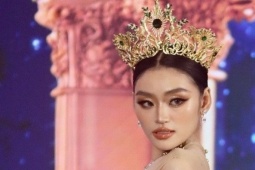 Yến Nhi mang 30 bộ trang phục…