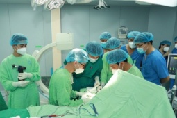 Sức khỏe đời sống - Thai phụ gặp tai nạn được ghép tay vào cẳng chân chờ nối lại