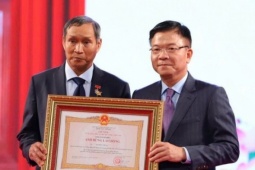 HLV Mai Đức Chung được trao tặng danh hiệu Anh hùng Lao động