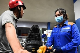 Thị trường - Tiêu dùng - Giá xăng về sát 20.000 đồng một lít