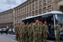 Thế giới - Người Ukraine thận trọng khi ông Trump nói Nga là 'hổ giấy'