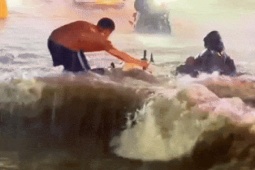 Tin tức trong ngày - Nỗi khổ của người dân nơi mưa ngập cuốn trôi xe máy, ôtô