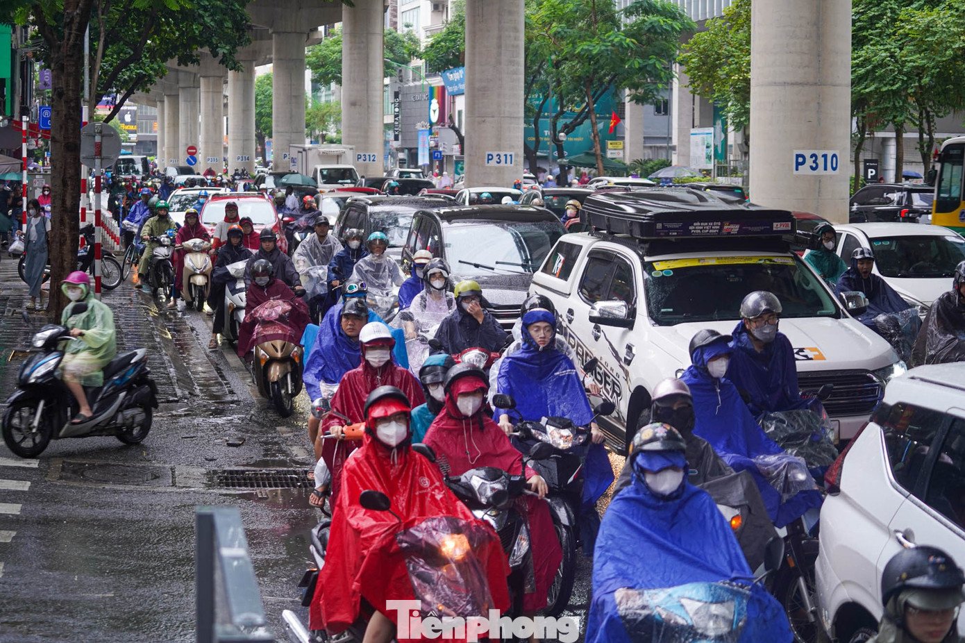 Ảnh hưởng bão số 9, Hà Nội mưa từ sáng sớm, giao thông ùn tắc - 7
