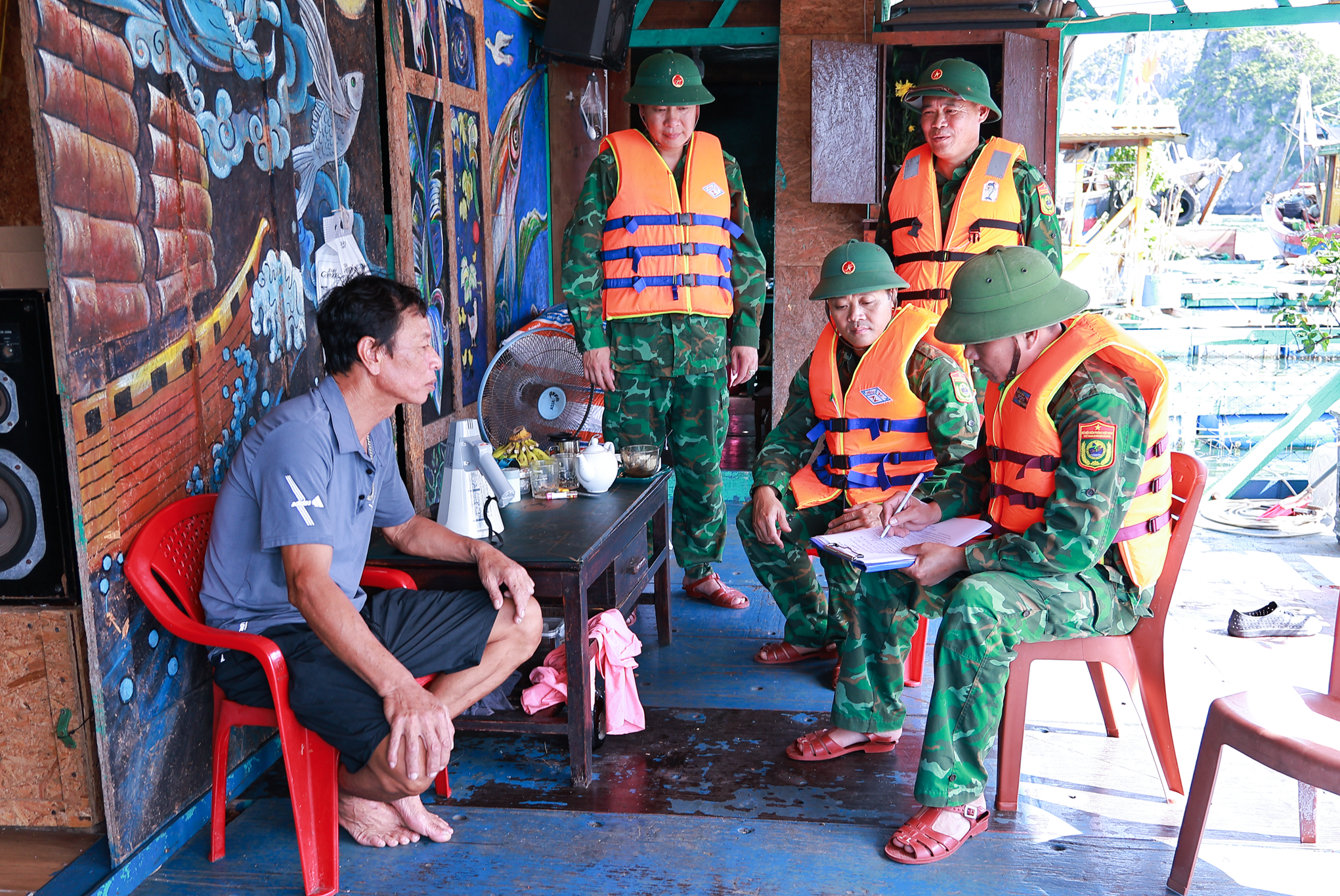 Bộ đội Biên phòng Cát Bà kiểm tra tuyên truyền vận động nhân dân khu vực Bến Bèo các phương án phòng chống bão số 9