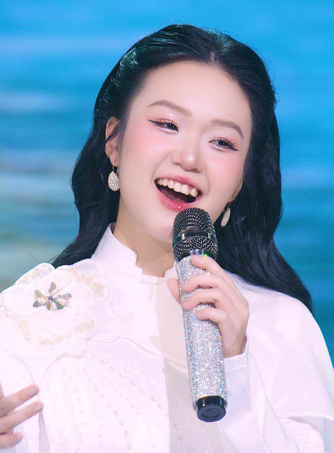 Vẻ đẹp trong trẻo của cô gái xứ Nghệ yêu thích những làn điệu dân ca