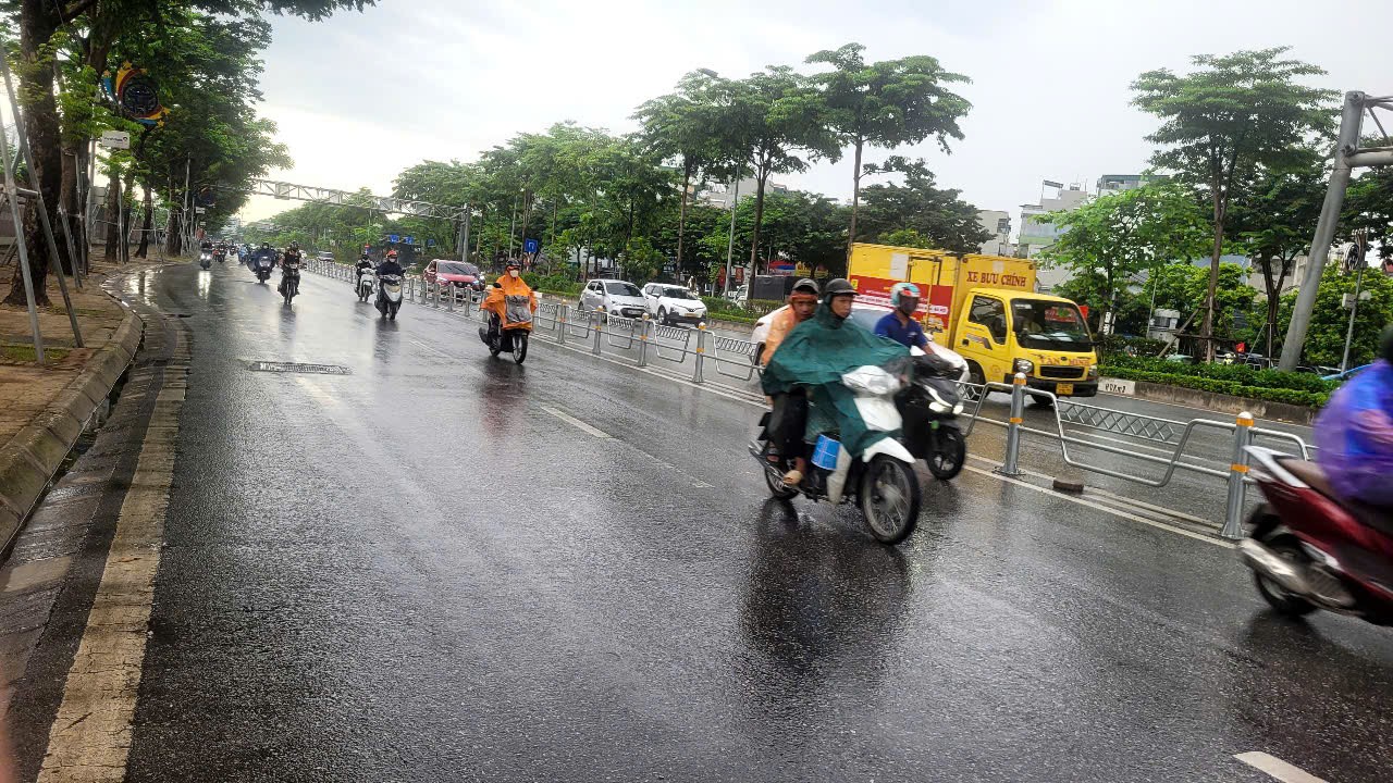 Do ảnh hưởng của bão số 9, Hà Nội bắt đầu có mưa. Ảnh: Thùy Linh