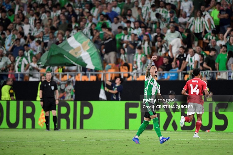 Pha lập công của Antony giúp Betis thoát thua trước Nottingham Forest