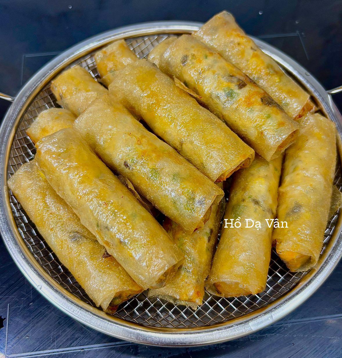Rán trong chảo ngập dầu.