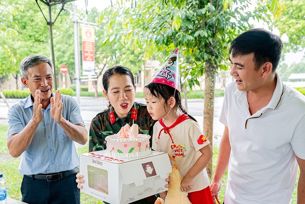 Gia đình chị Minh Tâm (Khối Nữ Chiến sĩ Biệt động, Đà Nẵng) cùng nhau đón sinh nhật con gái tại doanh trại. Ảnh: Vinamilk