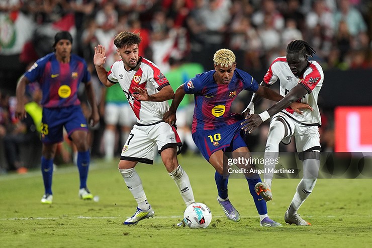 Yamal tỏa sáng trong màu áo Barcelona, trở thành niềm hy vọng mới của đội bóng