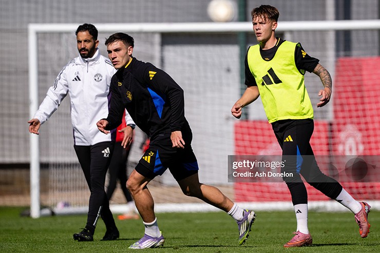 Tài năng trẻ Sam Mather được HLV Amorim gọi lên đội một