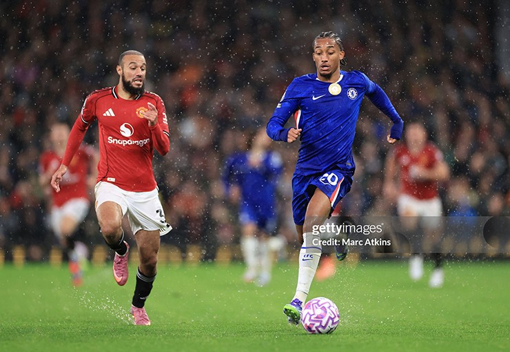 Mazraoui không góp mặt trên sân tập của MU trước trận gặp Brentford