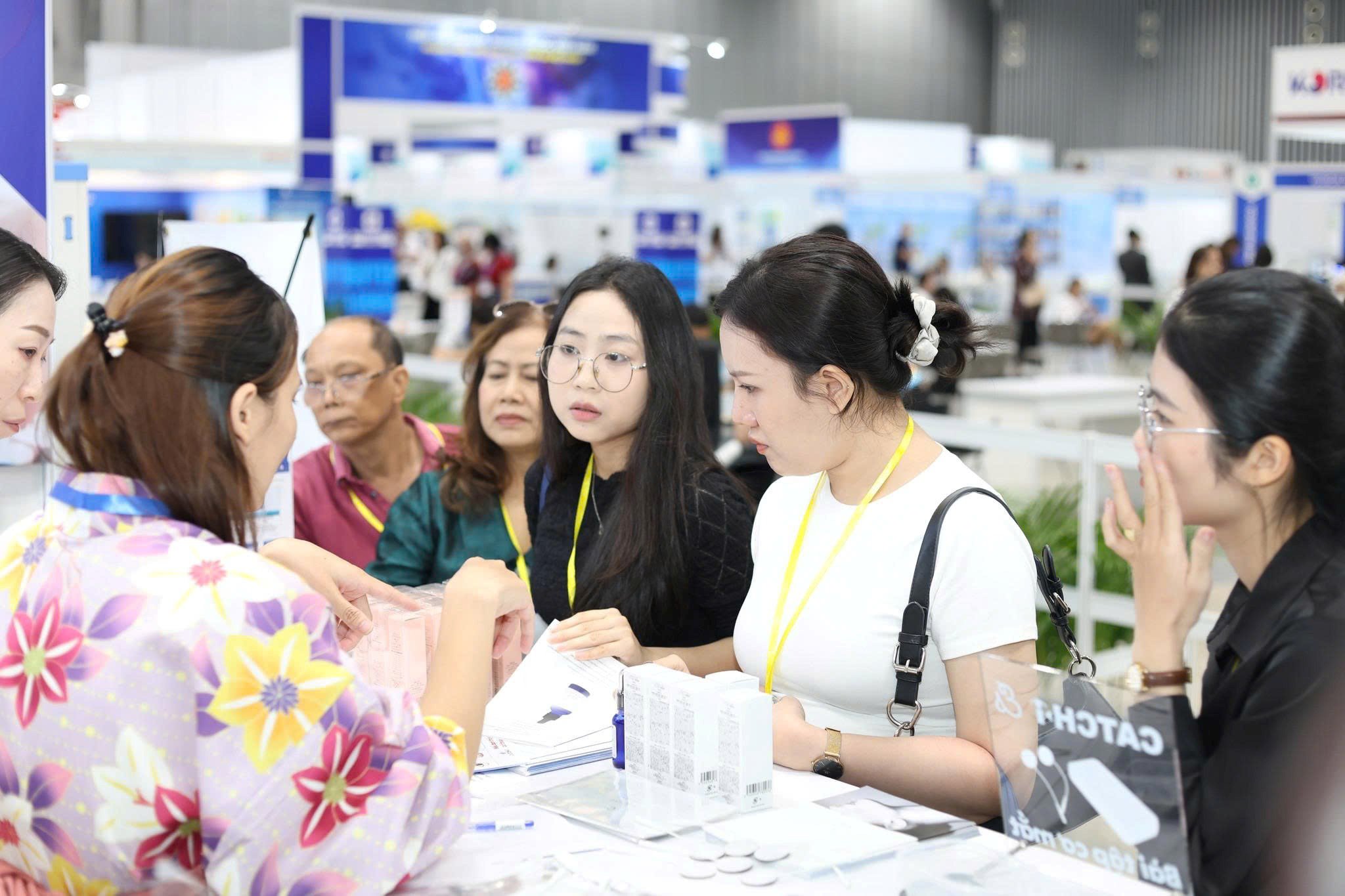 Hình ảnh giao thương tại triển lãm. Nguồn: Pharmedi Vietnam