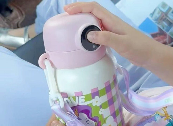 "Bình nước chống dị vật" gây sốt, giá hơn 700.000đ, có khóa vân tay - 1